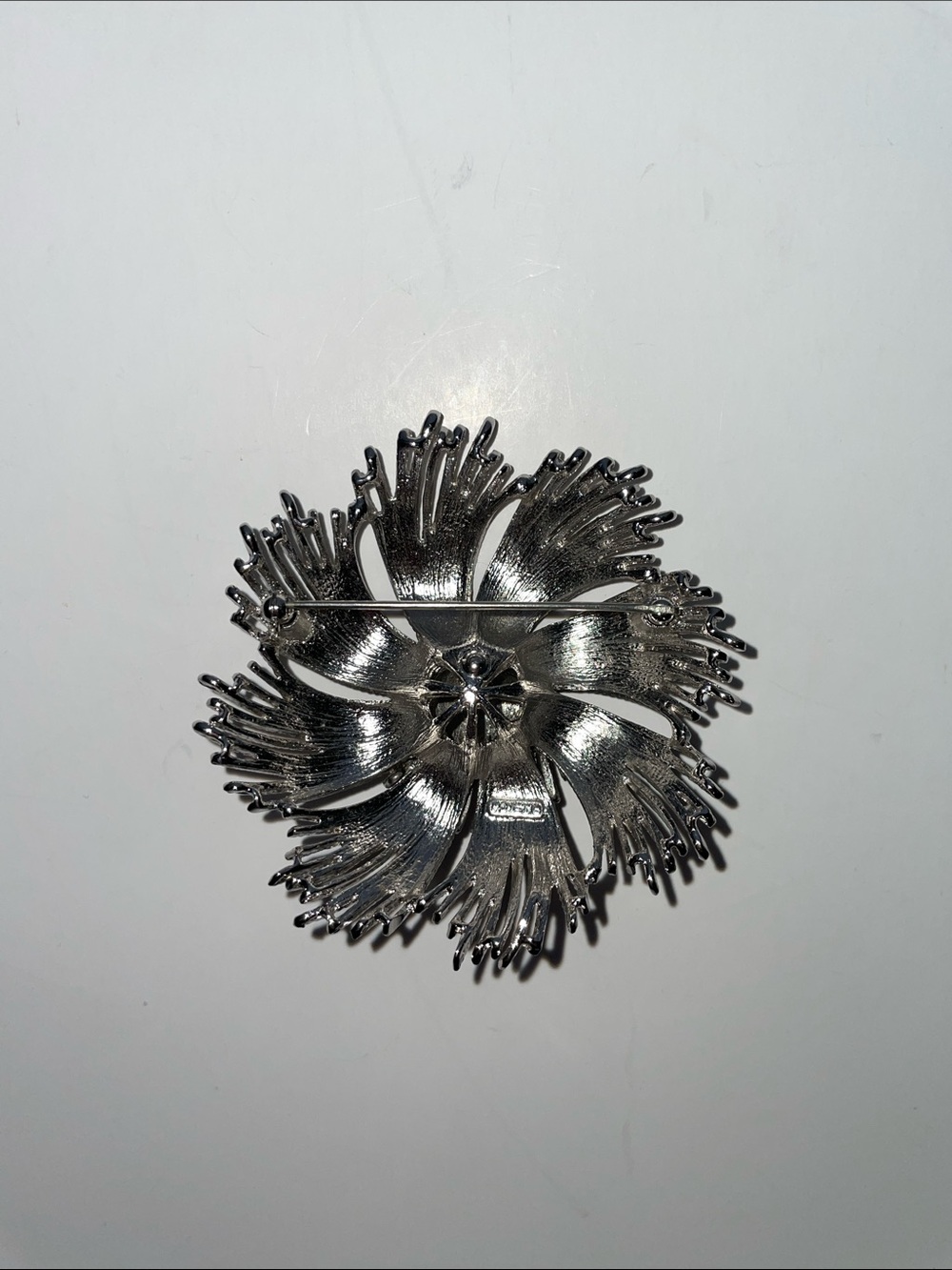 Vintage Monet Stylish Silver Floral Burst Brooch - Picture 2 of 3